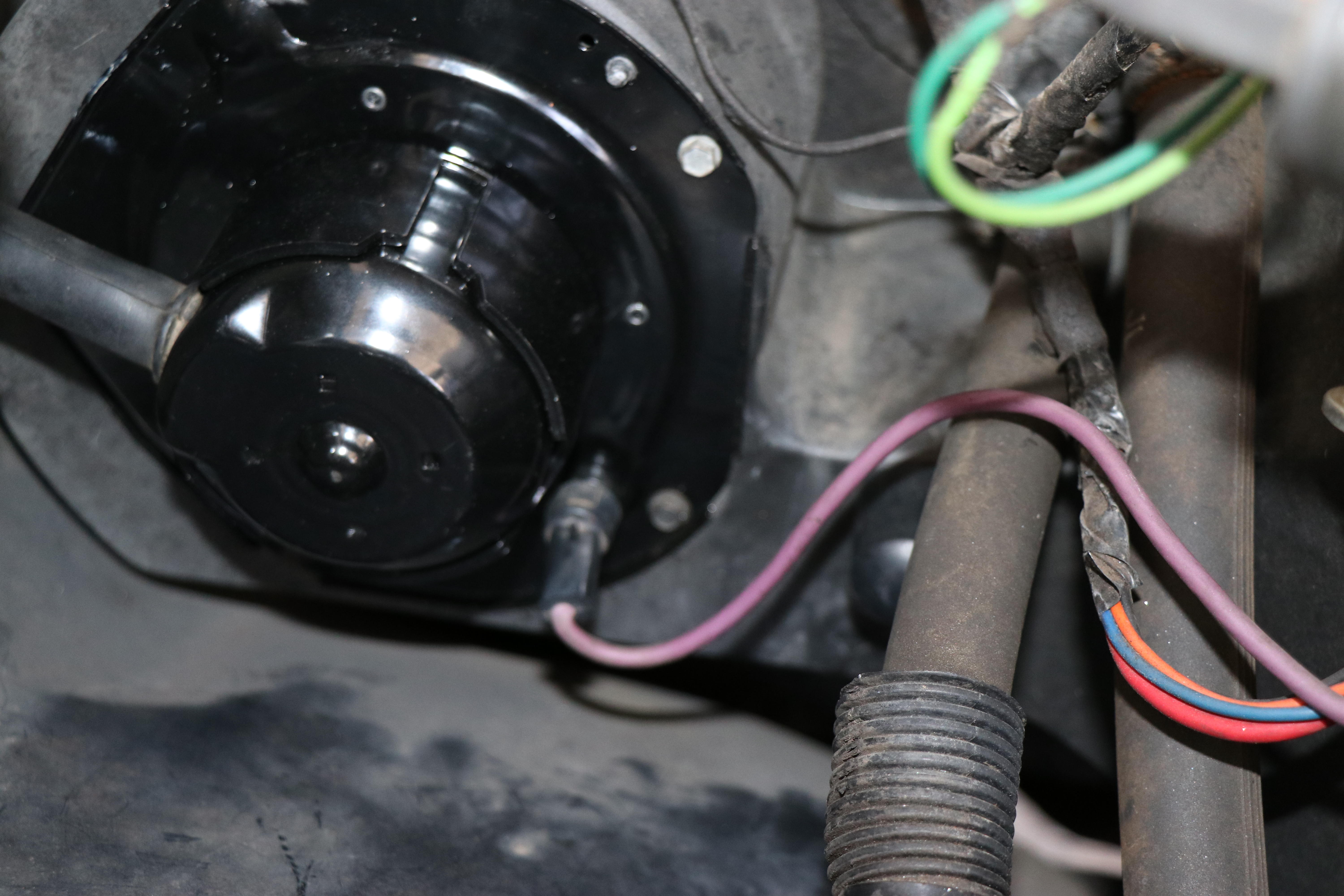 Pink power cord that provides electric to the blower motor